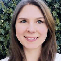 Angelina Duppke, Sifa im Unternehmen Ostseebad Damp bei VAMED Gesundheit Deutschland Eine lächelnde Frau