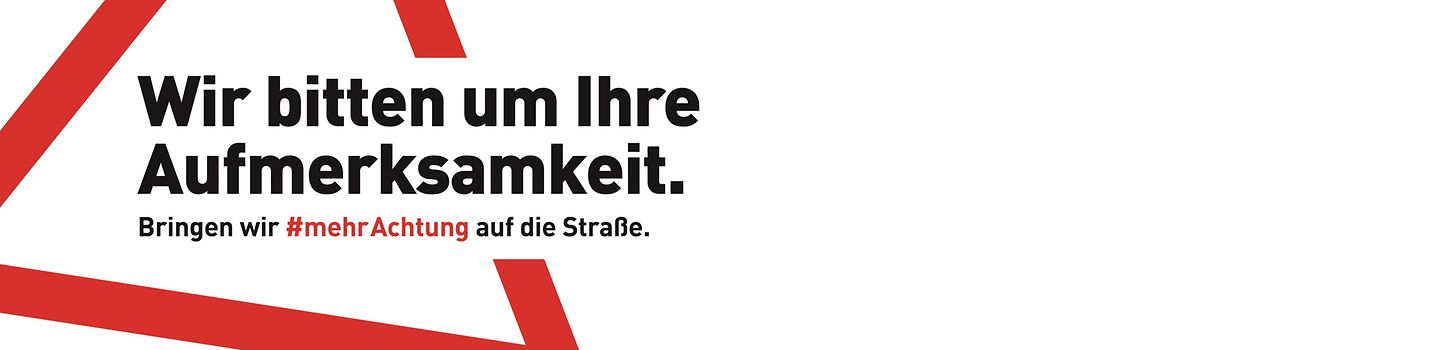 #mehrAchtung: Aufmerksamkeit Kampagnenmotiv der Initiative #mehrAchtung: Rotes Warndreieck mit der Aufschrift "Wir bitten um Ihre Aufmerksamkeit" und dem Kampagnen-Stichwort #mehrAchtung