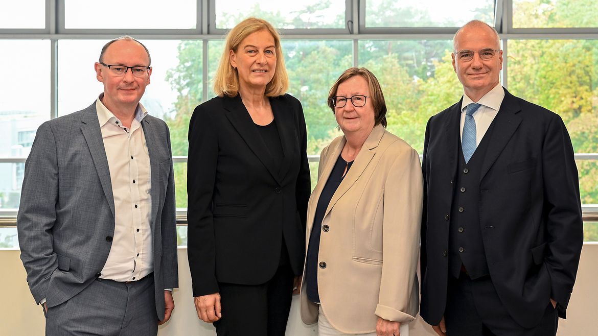 BGW-Vertreterversammlung 2023 in Dresden - Vorsitzende Vorstand und Vertreterversammlung von links: Dietmar Erdmeier, Susann Czekay-Stohldreier, Birgit Adamek, Erik Bodendieck